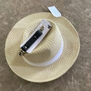 Time and tru woman’s hat with bonus clip
